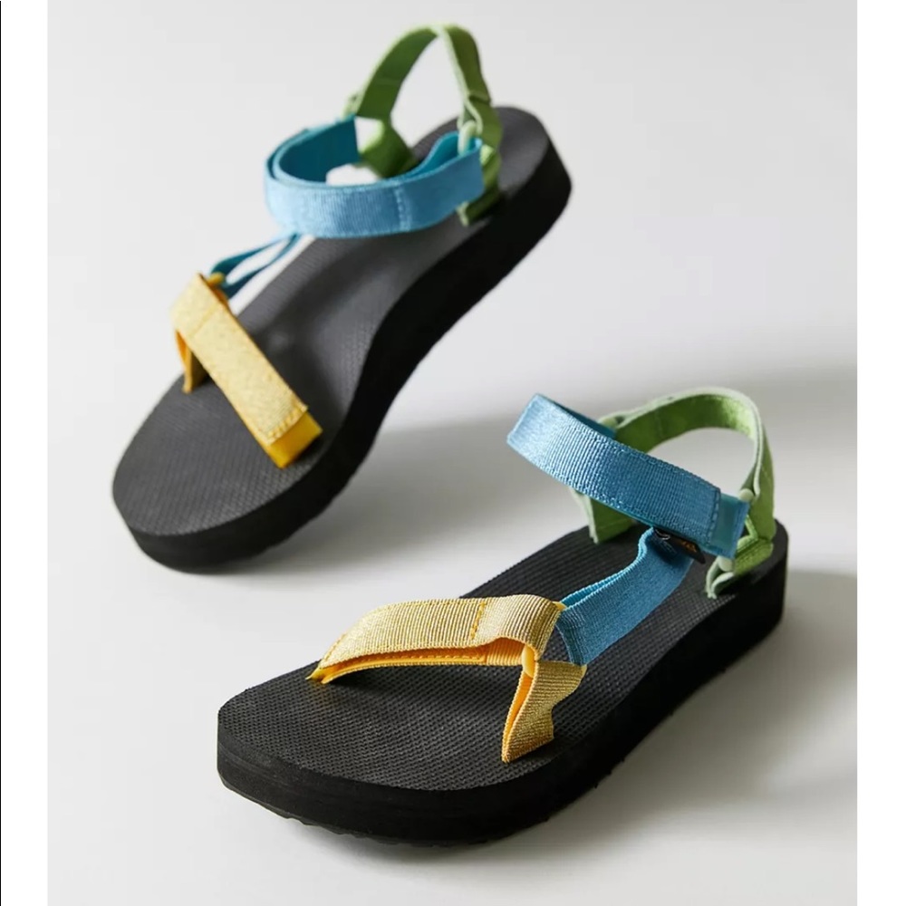 Worn handful of times. Teva Midform Universal Sandal in Metallic Blue Multi (7)